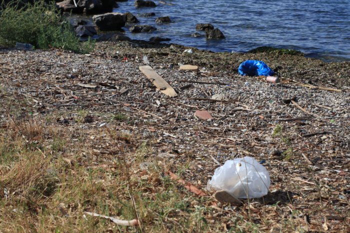 Ένα πρωινό, 50 σακούλες σκουπίδια στην παραλία του Ασπρόπυργου (video)